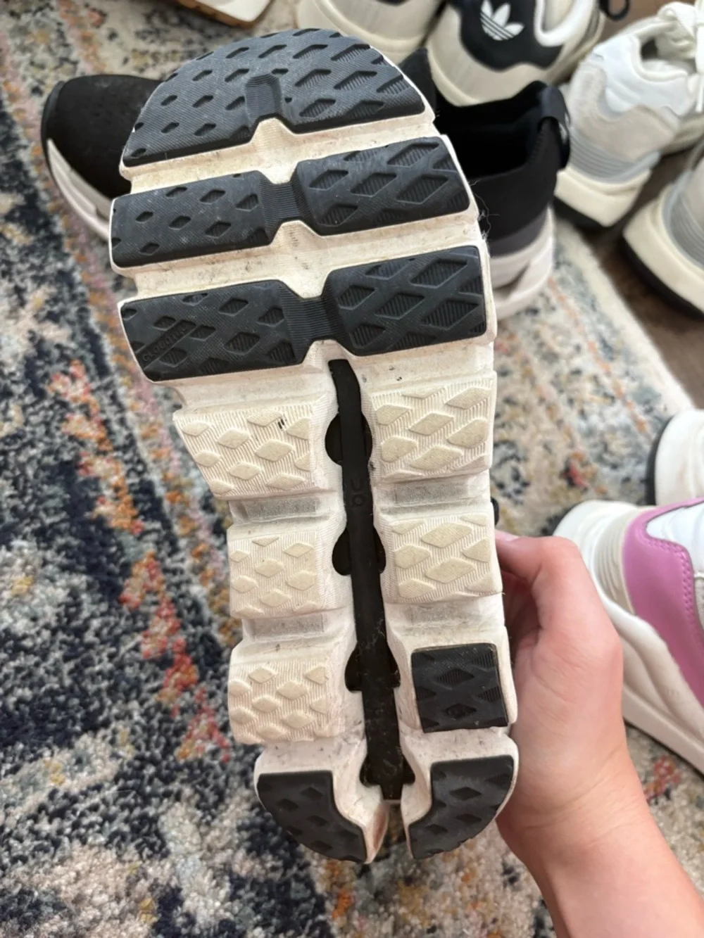 On Running Cloudswift Black Sneakers - Picture 2 of 3